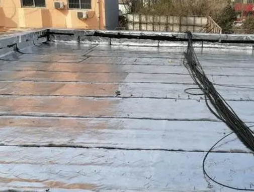 黑龙江卫生间漏水维修公司分享下黑龙江屋面楼顶防水刚性防水层施工要点。